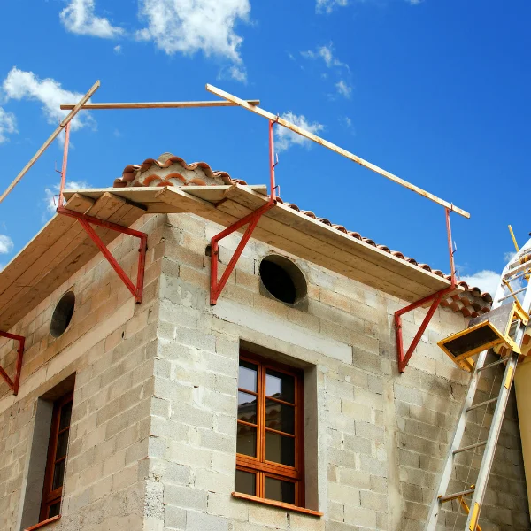 An image showing a team working on a residential masonry project in Knoxville.